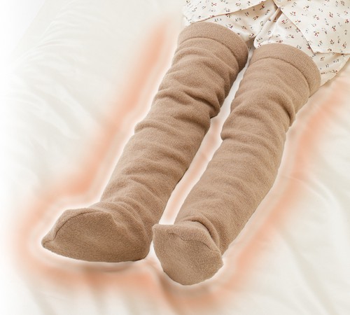 日本製 寝巻の上から履く足のお布団2足セット　　 パジャマの上からサッと履いて寝るだけで翌朝まで足ポカポカ。